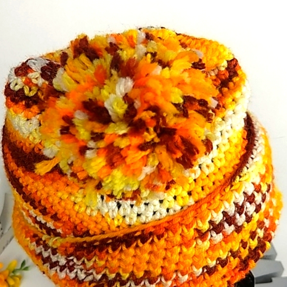 Hand-knit Pom hat, Unique! OSFM Adult, unisex - Picture 6 of 8